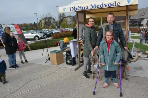 Brina s star&scaron;i na sobotnem dobrodelnem dogodku, na katerem so zbirali sredstva za njene terapije. / Foto: Maja Bertoncelj