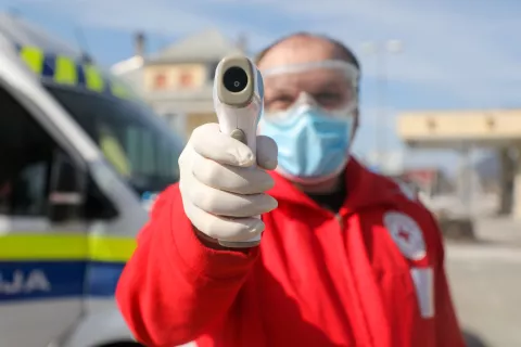 korona epidemija bolezen / Foto: Tina Dokl
