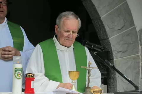 Don Mario Gariup je leta 2016 maševal na srečanju vojakov gornikov iz Italije, Avstrije in Slovenije v dolini Zaizera nad Ovčjo vasjo. – Foto: Jože Košnjek / Foto: Jože Košnjek