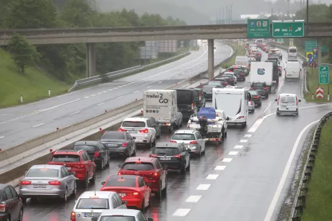 Avtocesta AC kolona vozil pred predorom Karavanke Hrušica zastoji vozila reševalni pas / Foto: Gorazd Kavčič