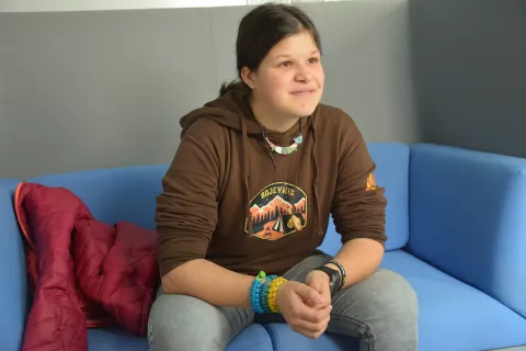 Gaja Suhadolnik je polna energije: hodi v šolo, na treninge plavanja in gimnastike, igra harmoniko ... / Foto: Maja Bertoncelj