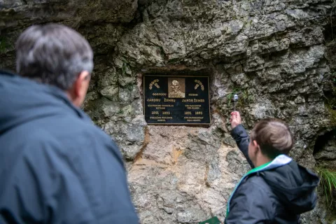 Spominsko plo&scaron;čo Jakobu Žumru je blagoslovil gorjanski župnik Matej Pavlič. / Foto: Primož Pičulin