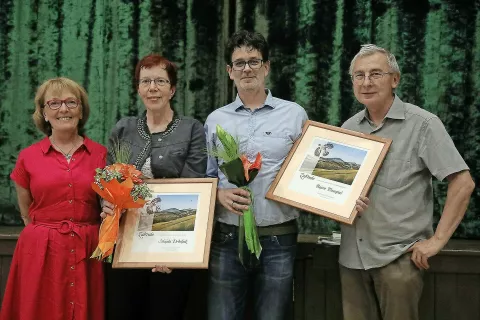 Za dolgoletno uspešno delo so se v KD dr. Ivana Tavčar s priznanjema zahvalili članoma društva Majdi Debeljak in Bojanu Trampušu. / Foto: Gorazd Kavčič