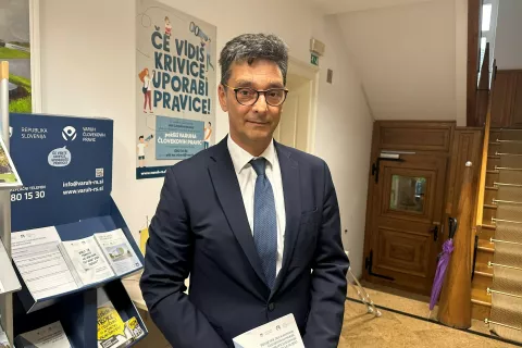 Varuh človekovih pravic Peter Svetina je v &scaron;tirih gorenjskih občinah odprl in predstavil Varuhov kotiček. Na fotografiji ob odprtju v &Scaron;enčurju. / Foto: Ma&scaron;a Likosar