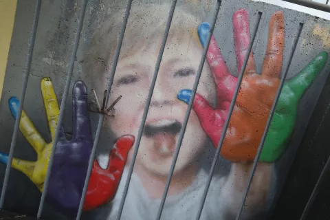 170. obletnica OŠ osnovne šole vas Sorica občina Železniki risanje s kredo po cesti poslikava opornega zidu pri šoli / Foto: Gorazd Kavčič