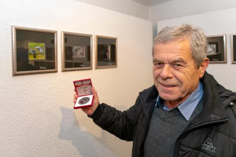 Srebrno medaljo FZS v na temo prosto je prejel član FD Janez Puhar Milan Mihalič za fotografijo »Dvoboj«. / Foto: Tine Založnik