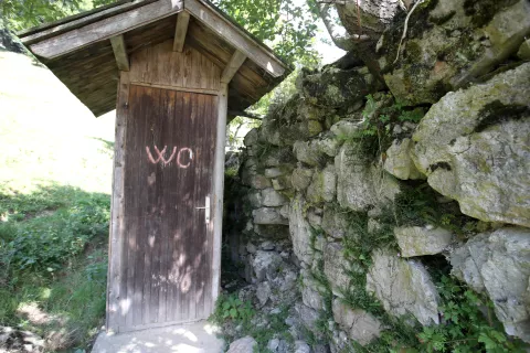 WC strani&scaron;če &scaron;trbunk znak tabla hi&scaron;ica va&scaron; razgled 24 070 / Foto: Gorazd Kavčič