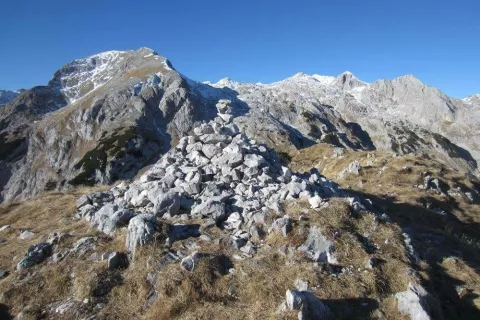 Vrh Ogradov s pogledom v osrčje Julijcev. Zadaj se zelo lepo vidi Škednjevec. / Foto: Jelena Justin