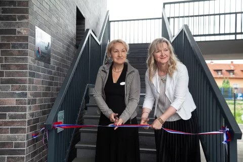 Vodja centra Katarina Barbara &Scaron;trukelj in direktorica ZD Domžale Renata Rajapakse ob odprtju prostorov.