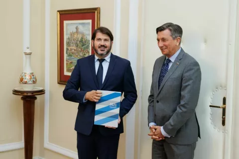 Ljubljana, predsedniška palača.<br>Zagovornik načela enakosti Miha Lobnik je predsedniku republike Borutu Pahorju predal letno poročilo zagovornika za leto 2021.<br>Zagovornik načela enakosti Miha Lobnik in predsednik republike Borut Pahor. / Foto: Nebojsa Tejic/sta