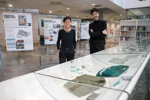 Globus prvih petdeset let razstava v Mestna knižnica Kranj na fotografiji z leve Petra Puhar zasnova Gal Grobovšek grafično oblikovanje / Foto: Tina Dokl