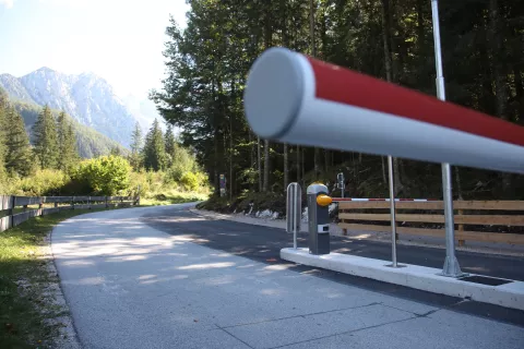 Zapora gozdne ceste in planinske poti v dolini Ravenske kočne občina Jezersko zapornica omejitev prometa / Foto: Gorazd Kavčič