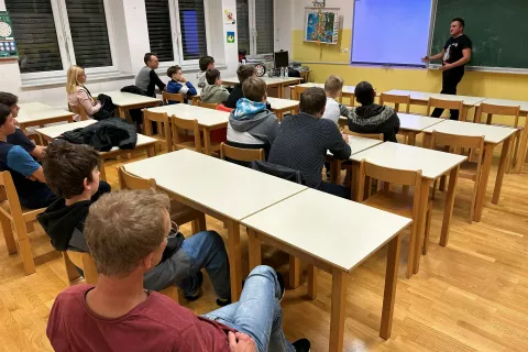 Poklic vulkanizerja je predstavil Anže Pipan, vulkanizer iz Vogelj, ki deluje v &Scaron;enčurju. / Foto: Ma&scaron;a Likosar