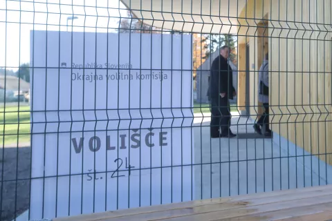 volitve 3 referendumi volišče vas Vrbnje glasovanje / Foto: Gorazd Kavčič