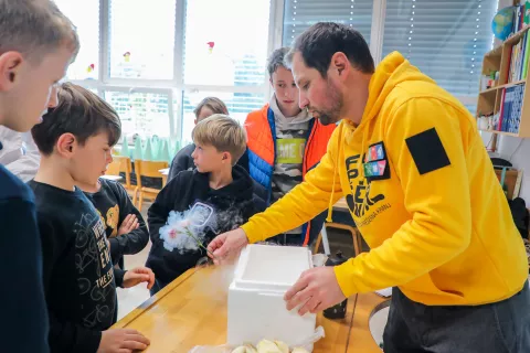 S pomočjo tekočega du&scaron;ika so učencem prikazali, kako v vesolju zaledenijo stvari. / Foto: Tina Dokl
