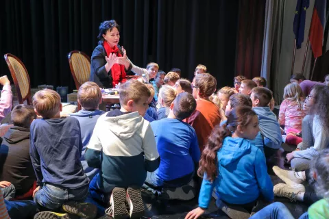 Otroci v družbi pisateljice Mojiceje Bonte / Foto: Tina Dokl