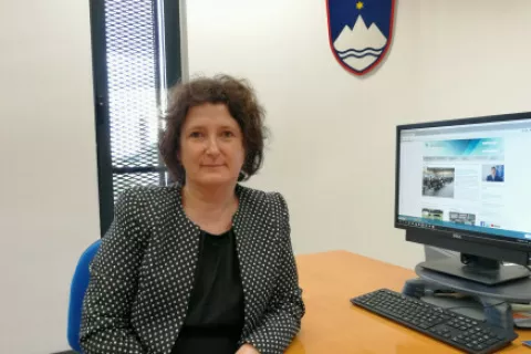 Načelnica Upravne enote Jesenice Alenka Burnik: &raquo;Ker smo srednje velika upravna enota, zaposleni svoje področje dobro poznajo. Zato imamo tudi večji 'nadzor' oziroma lažje zaznamo poskuse fiktivnih prijav.&laquo; / Foto: arhiv UE Jesenice