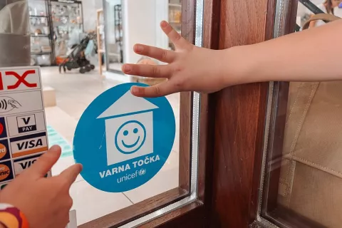 Varne točke označujejo posebne modro-bele nalepke, na katerih je upodobljena smejoča se hi&scaron;ica. / Foto: Unicef Slovenija