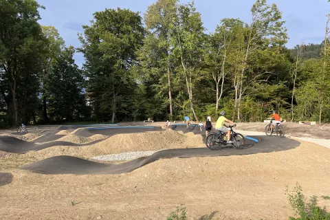 Grbinast poligon na Perovm je že postal priljublen predvsem med mladimi. / Foto: Ale&scaron; Senožetnik