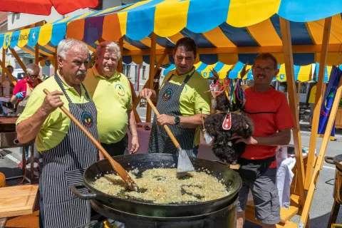 Obiskovalcem so postregli tudi okusen pražen krompir. / Foto: Franci Brezar