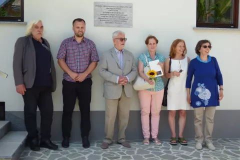 V Leskovici so odkrili spominsko ploščo Luki Čeferinu. Na fotografiji od leve proti desni: Jože Tavčar, Tomaž Trček, Peter Čeferin, Simona Kermavnar, Petra Čeferin, Marica Čeferin. / Foto: Jure Ferlan