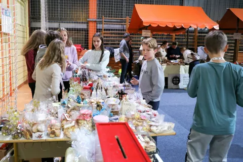 Miklavžev sejem in dobrodelni koncert so pripravili tudi na Osnovni šoli Ivana Groharja in za šolski sklad zbrali kar 5400 evrov. / Foto: Tina Dokl