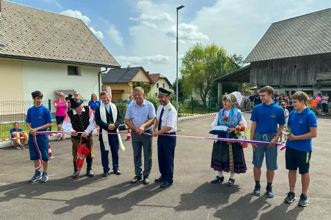 Trak pred novim dvori&scaron;čem sta prerezala gorjanski župan Peter Torkar in predsednik PGD Podhom Bojan Jakopič. / Foto: Ma&scaron;a Likosar