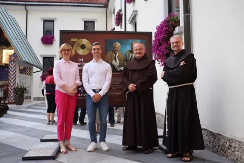 Od leve: direktorica Romarskega urada Brezje dr. Andreja Eržen Fir&scaron;t, direktor Tradicije Avsenik Ale&scaron; Avsenik, gvardijan franči&scaron;kanskega samostana na Brezjah pater Krizostom Komar in rektor brezjanskega sveti&scaron;ča pater dr. Robert Bahčič na odprtju Avsenikove razstave na Brezjah / Foto: Romarski urad Brezje