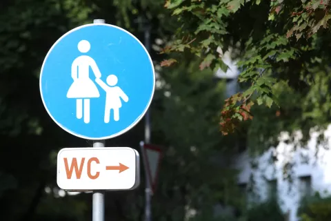 WC stranišče štrbunk znak tabla hišica vaš razgled 24 070 / Foto: Gorazd Kavčič