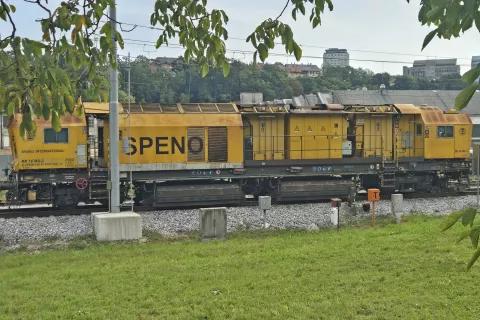 Popravljanje tirov na železni&scaron;ki progi v bližini postaje Kranj. Stroj za bru&scaron;enje tirov. / Foto: Grega Flajnik