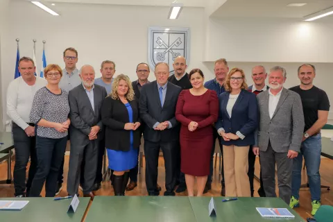 Izvoljeni občinski svetniki in župan Ivan Meglič / Foto: Tina Dokl