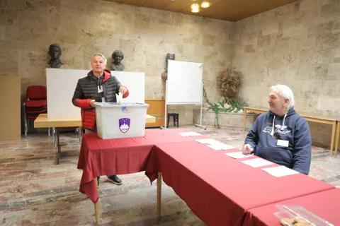 lokalne volitve drugi krog predčasno glasovanje Kanj / Foto: Tina Dokl