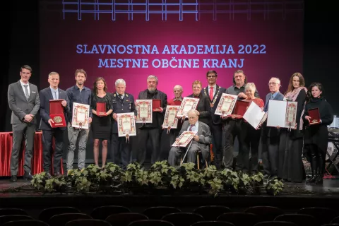 slavnostna akademija 2022 mestna občina Kranj nagrajenci skupna fotografija / Foto: Tina Dokl