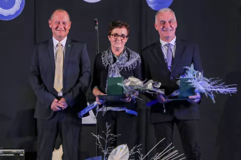 Prejemnika plakete Brigita Mrak in Toni Justin v družbi žirovni&scaron;kega župana Leopolda Pogačarja / Foto: Tina Dokl