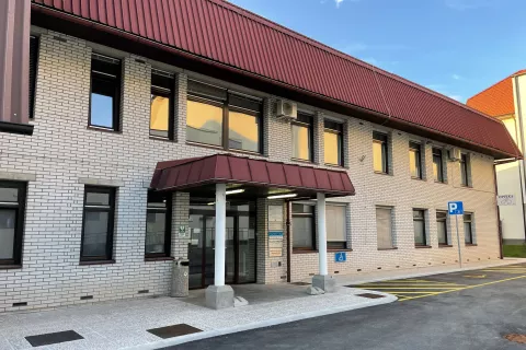 Zdravstveno postajo v Žireh bodo obnovili in energetsko sanirali. / Foto: Tanja Mlinar