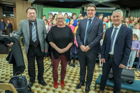 Nekdanja ravnatelja Srečko Toman in Zlata Rejc z Borisom Černilcem iz Direktorata za predšolsko vzgojo in osnovno šolstvo in Borisom Mohoričem, trenutnim ravnateljem / Foto: Tina Dokl