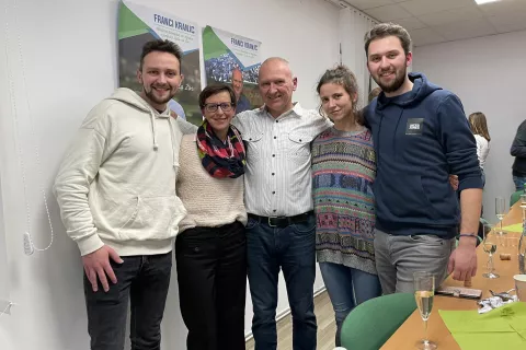 Franci Kranjc z družino ob razglasitvi rezultatov volitev za župana minulo nedeljo / Foto: Tanja Mlinar