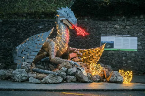 Zmaj, nič zloben, a močan, neroden in neučakan je bil &#039;kriv&#039;, da so se ljudje naselili na območju med sotočjem Mošenika in Tržiške Bistrice. / Foto: Tina Dokl