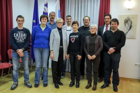 Svetniki in svetnice Občinskega sveta Občine Preddvor ter župan Rok Roblek / Foto: Tina Dokl