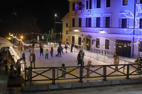 Ob lepih dnevih je na drsali&scaron;ču veliko navdu&scaron;enih drsalcev. / Foto: Gorazd Kavčič