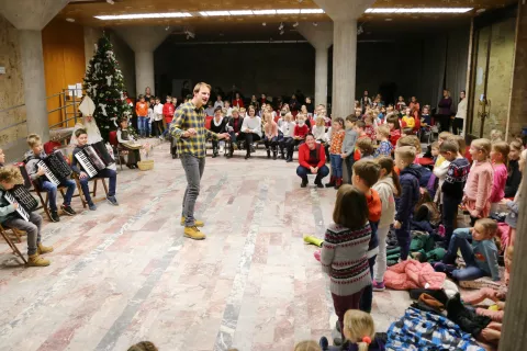 za posebno veselo vzdušje so poskrbeli učenci harmonike, s katerimi so zapeli tudi učenci glasbene pripravnice. / Foto: Foto Boni