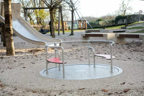 Na otro&scaron;kem igri&scaron;ču na Pungertu so postavili tudi vrtiljak, primeren tudi za gibalno ovirane otroke. / Foto: Tina Dokl