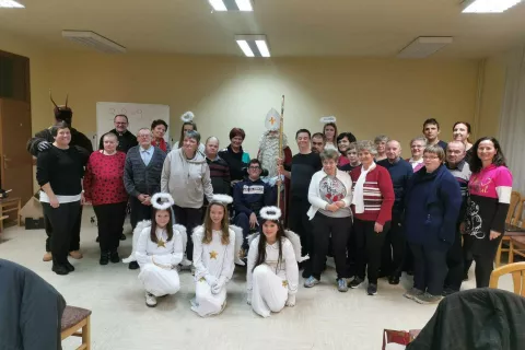 Otroke &scaron;enčurske skupine Vera in luč je v nedeljo obiskal in obdaril Miklavž. / Foto: arhiv skupine