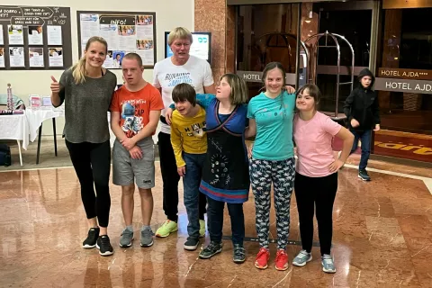 Sončki Simona Rozman, Matej Posavec, Luka Kovač, Melisa Mrak, Najla Mujanić z mentorjema Petro Lu&scaron;ina in Klemenom Dolencem / Foto: arhiv skupine