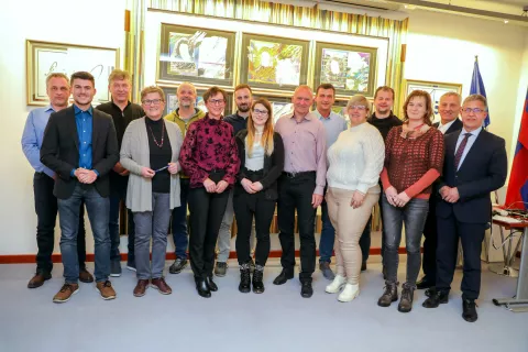 Novoizvoljeni svetniki Občine Žiri z županom Francijem Kranjcem / Foto: Tina Dokl