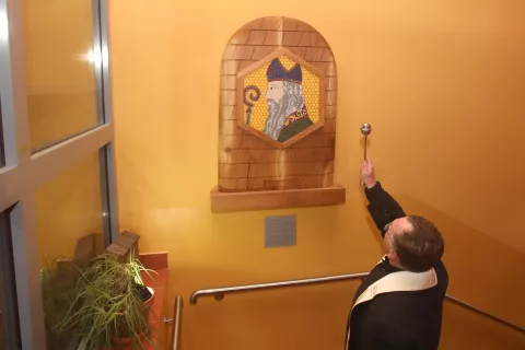 Mozaik svetega Ambroža, ki krasi stopni&scaron;če Čebelarskega centra v Lescah, je blagoslovil radovlji&scaron;ki župnik Andrej Župan. / Foto: Gorazd Kavčič