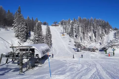 Na Voglu smučarji že ves teden lahko uživajo na dobrega pol metra naravnega snega. / Foto: Žičnice Vogel