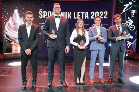 športnik leta 2022 z leve Timi Zajc Kristjan Čeh Urška Bogataj Peter Prevc in trener Zoran Zupančič / Foto: Tina Dokl