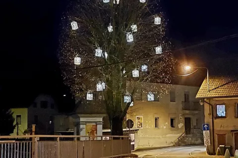 Z lampijoni okrašeno drevo v Poljanah. / Foto: Arhiv Občine 