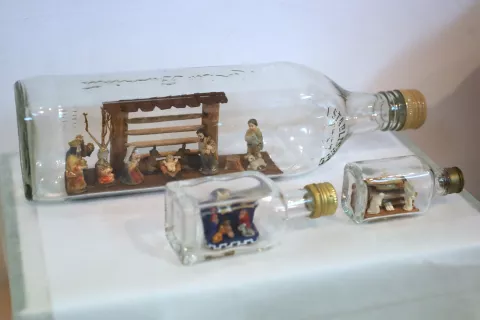 Jaslice Franca Temelja iz Žirov v steklenicah / Foto: Gorazd Kavčič